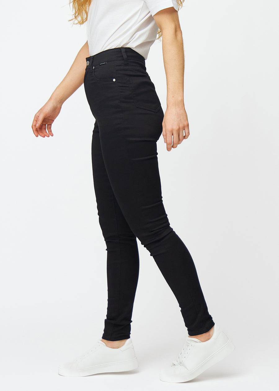 Svarte high rise skinny jeans til kvinner i fargen Ravens vises fra siden på en modell.