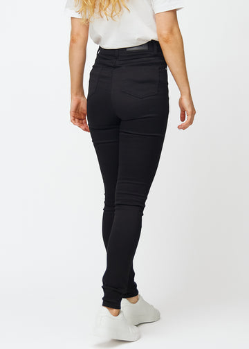 Svarte jeans med høy midje til kvinner i fargen Ravens med skinny fit vises bakfra på en modell.