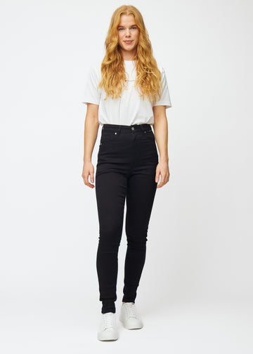 Bildet viser et fullt antrekk med en modell iført svarte high rise skinny jeans til kvinner i fargen Ravens.
