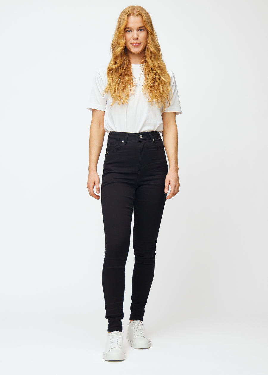 Bildet viser et fullt antrekk med en modell iført svarte high rise skinny jeans til kvinner i fargen Ravens.