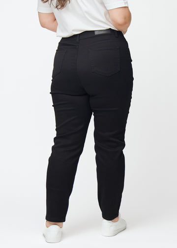 Svarte høytaljede slim jeans sett bakfra på en plus-size-modell, slik at man kan se hele produktet.