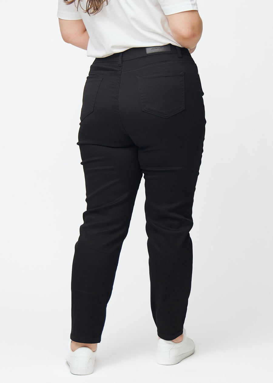 Svarte høytaljede slim jeans sett bakfra på en plus-size-modell, slik at man kan se hele produktet.