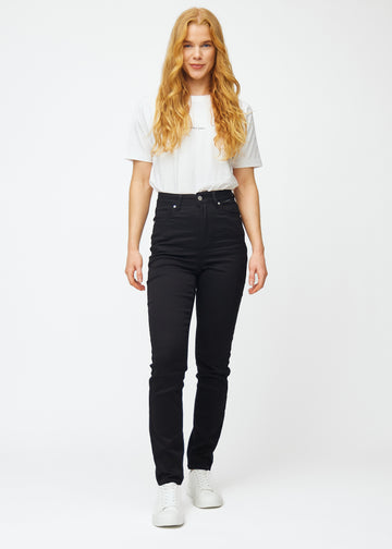 Fullt bilde av modell i svarte høytaljede slim jeans.