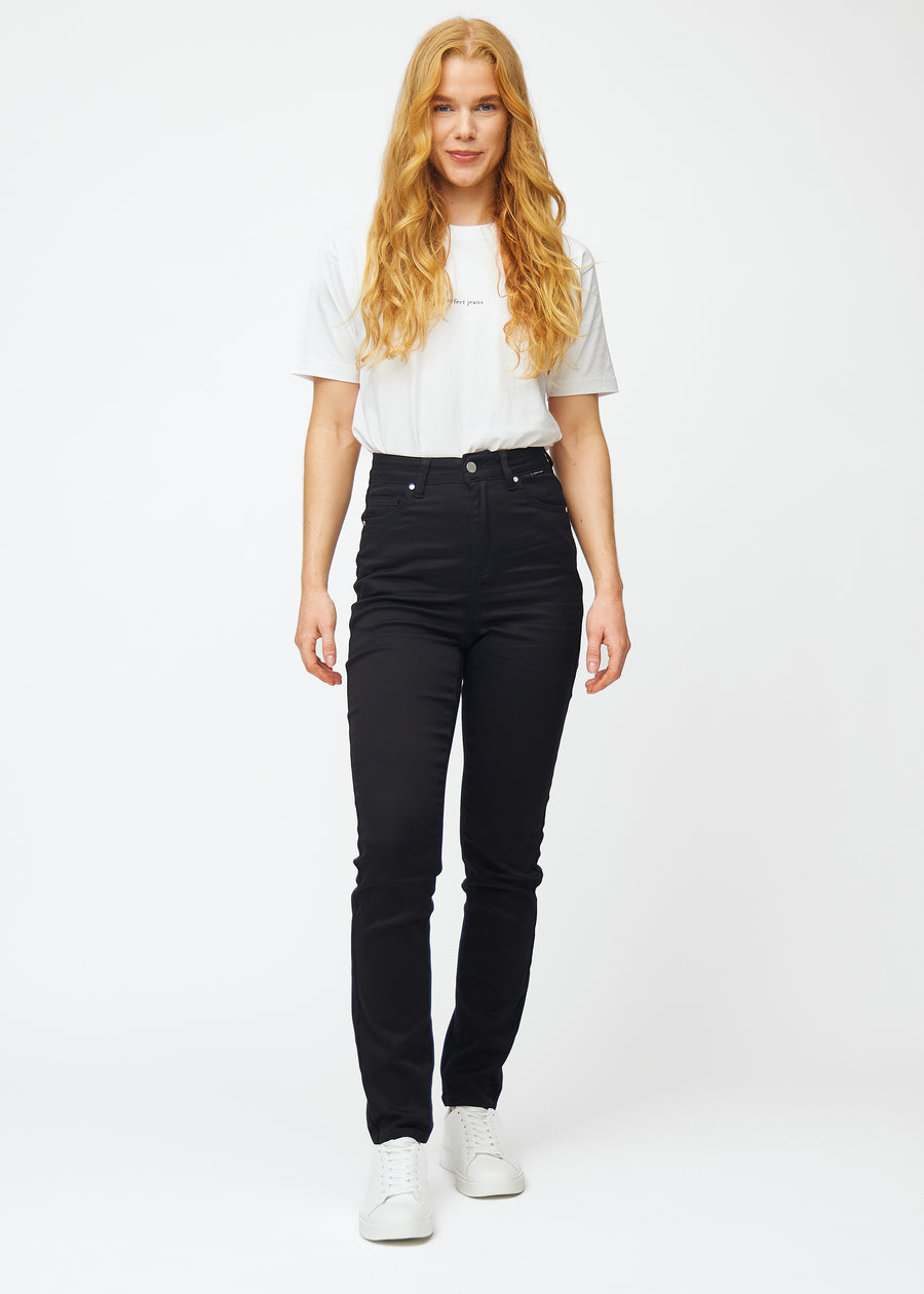 Fullt bilde av modell i svarte høytaljede slim jeans.