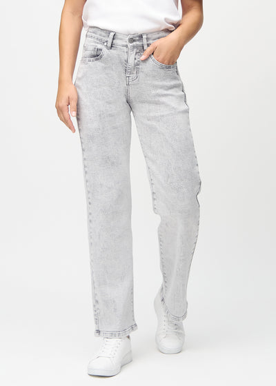 Loose-jeans til kvinner i lysegrå, fargen Ashes. Sett forfra på en modell, med romslig passform og vide ben.