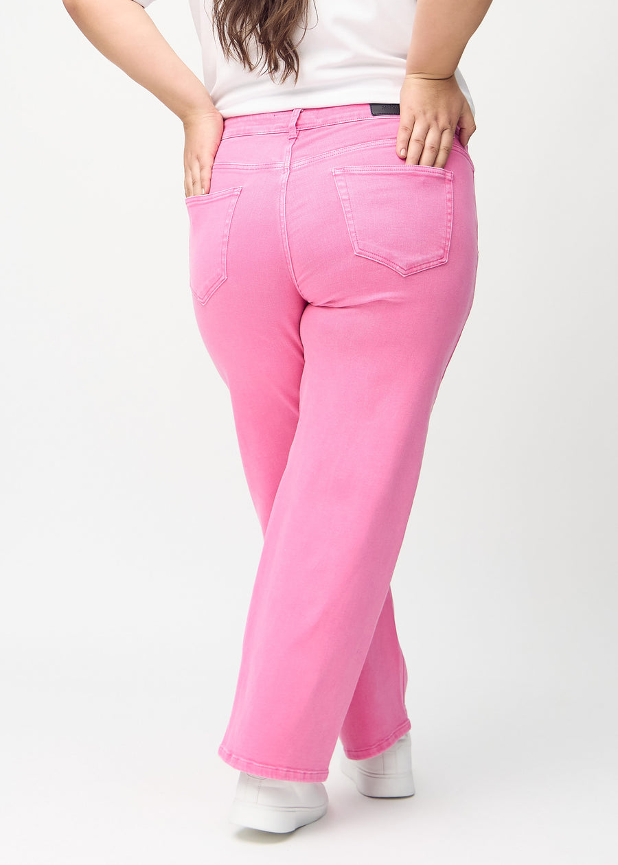 Loose-jeans til kvinner i lyserosa, fargen Flamingos. Sett bakfra på en plus size-modell, slik at hele den løse passformen vises.