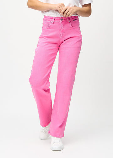 Loose-jeans til kvinner i lyserosa, fargen Flamingos. Sett forfra på en modell, med romslig passform og vide ben.