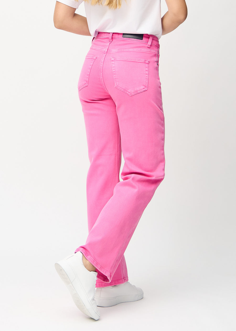 Loose-jeans til kvinner i lyserosa, fargen Flamingos. Sett bakfra på en modell, slik at hele den løse passformen vises.