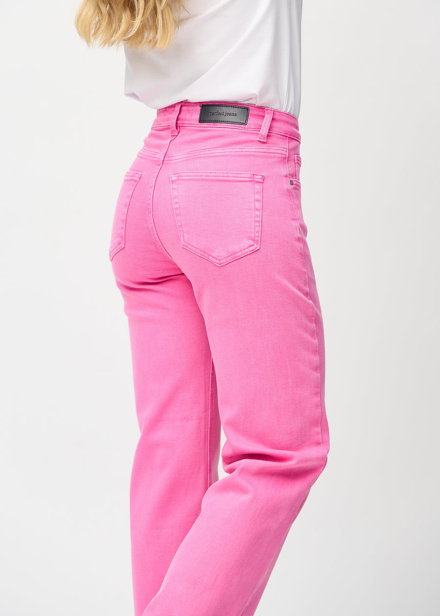 Loose-jeans til kvinner i lyserosa, fargen Flamingos. Nærbilde bakfra på en modell, som viser passform og detaljer.