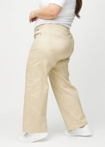 Loose-jeans til kvinner i beige, fargen Gazelles. Sett fra siden på en plus size-modell, med synlig løs passform.