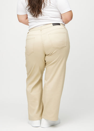 Loose-jeans til kvinner i beige, fargen Gazelles. Sett bakfra på en plus size-modell, slik at hele den løse passformen vises.