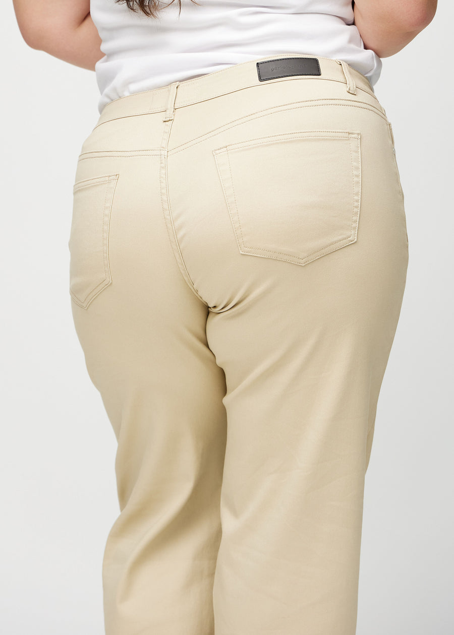 Loose-jeans til kvinner i beige, fargen Gazelles. Nærbilde bakfra på en plus size-modell, som viser passform og detaljer.