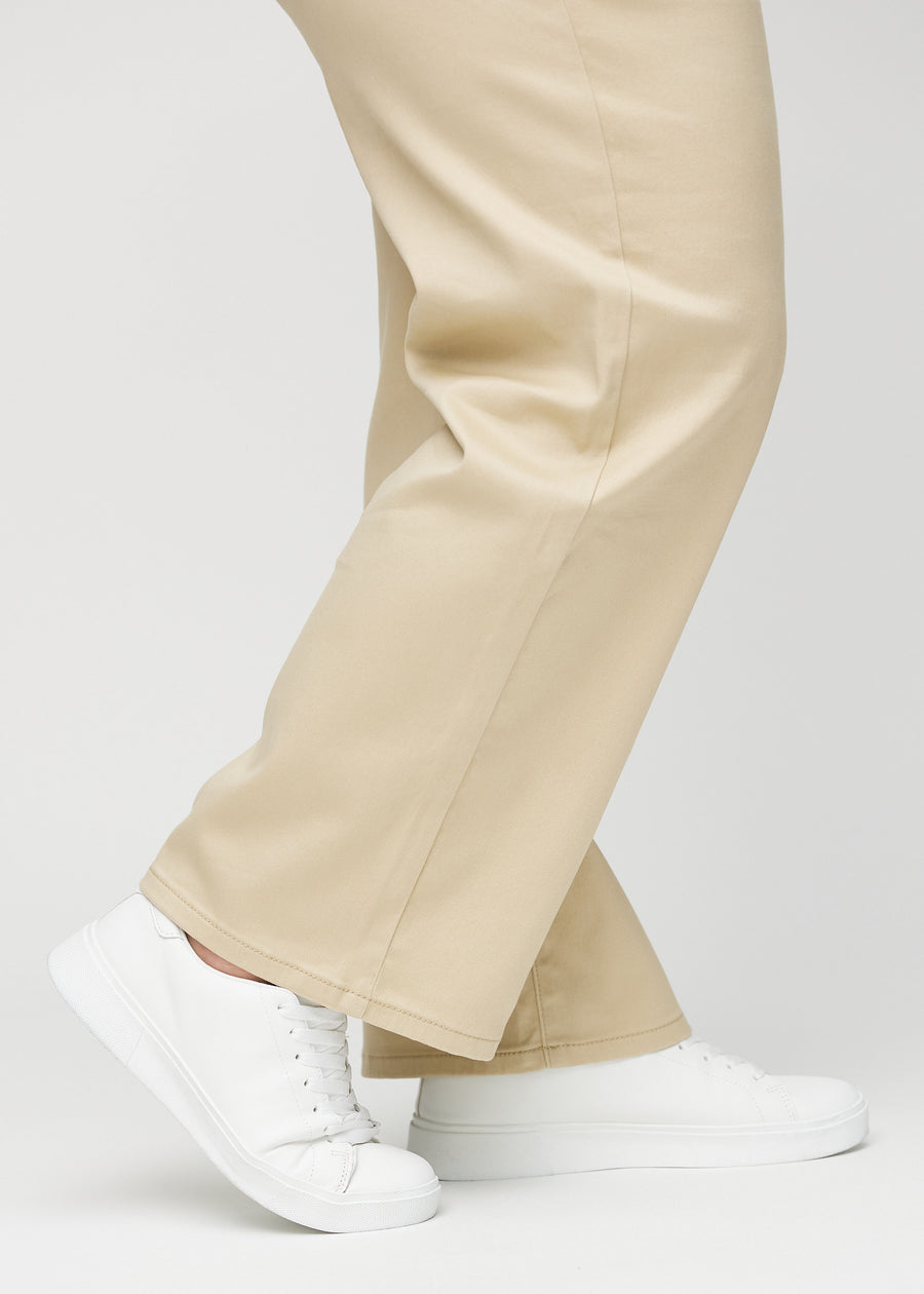 Loose-jeans til kvinner i beige, fargen Gazelles. Nærbilde ved anklene på en plus size-modell, som viser de vide benavslutningene.