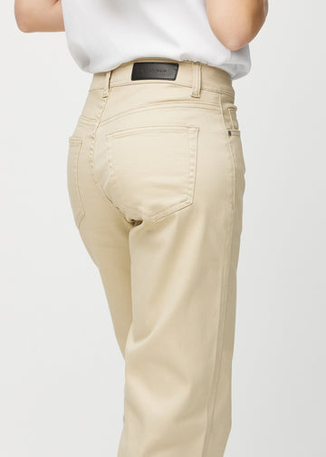Loose-jeans til kvinner i beige, fargen Gazelles. Nærbilde bakfra på en modell, som viser passform og detaljer.