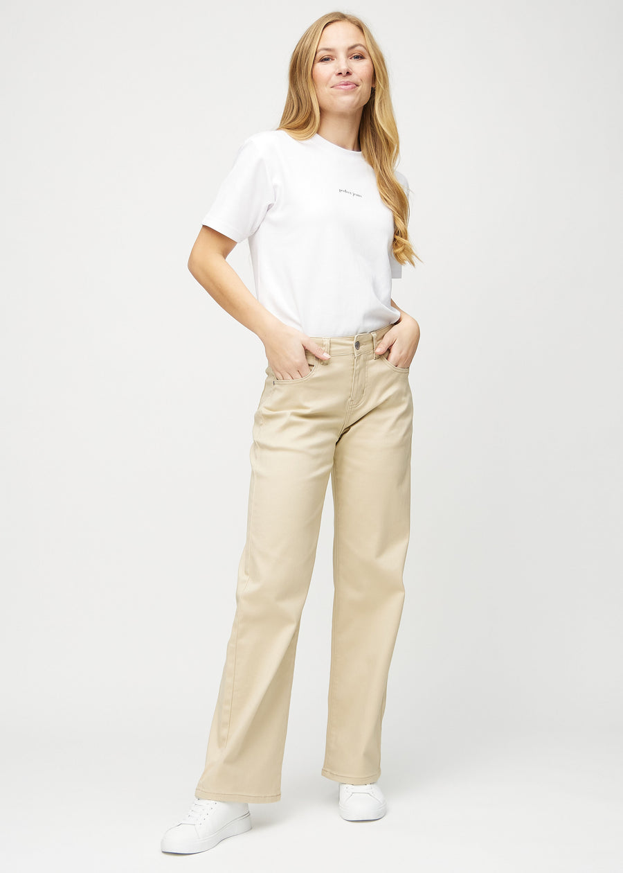 Loose-jeans til kvinner i beige, fargen Gazelles. Helhetsbilde av en modell med løstsittende jeans.