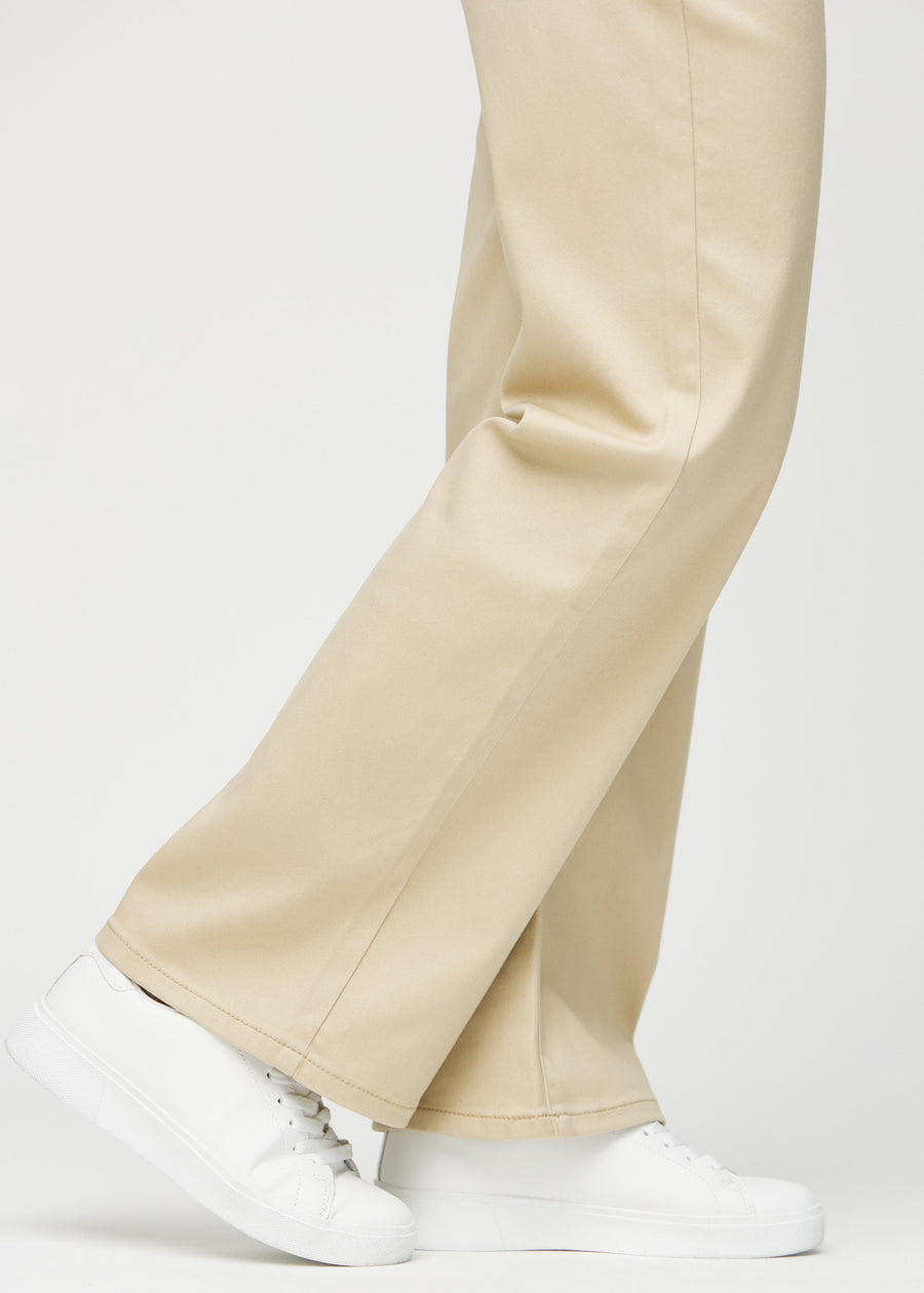 Loose-jeans til kvinner i beige, fargen Gazelles. Nærbilde ved anklene på en modell, som viser de vide benavslutningene.