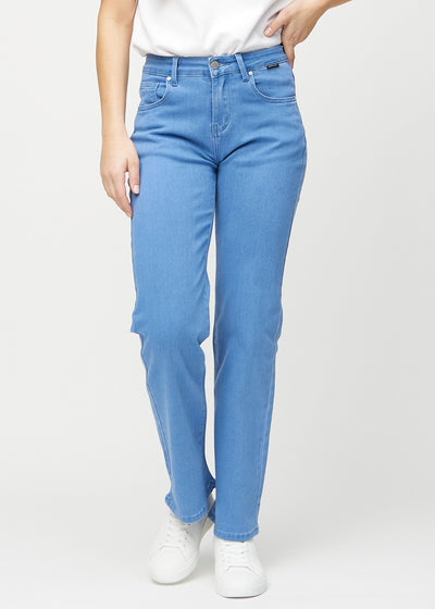 Loose-jeans til kvinner i blå, fargen Geraniums. Sett forfra på en modell, med romslig passform og vide ben.