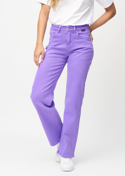 Loose-jeans til kvinner i lilla, fargen Lavenders. Sett forfra på en modell, med romslig passform og vide ben.