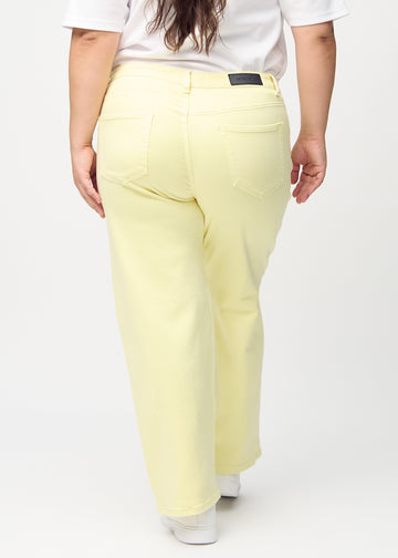 Loose-jeans til kvinner i lysegul, fargen Lemonades. Sett bakfra på en plus size-modell, slik at hele den løse passformen vises.