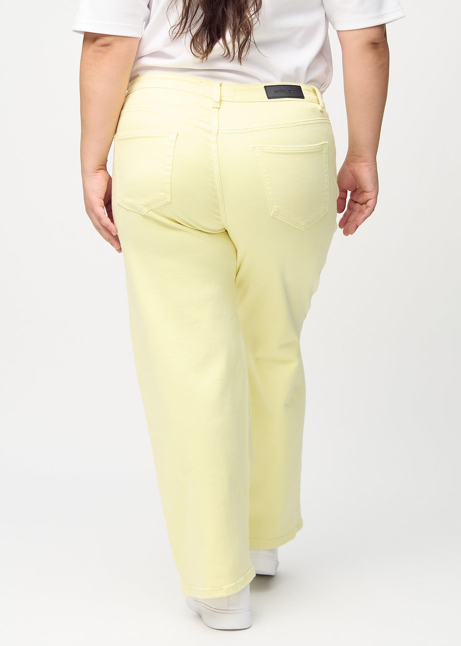 Loose-jeans til kvinner i lysegul, fargen Lemonades. Sett bakfra på en plus size-modell, slik at hele den løse passformen vises.