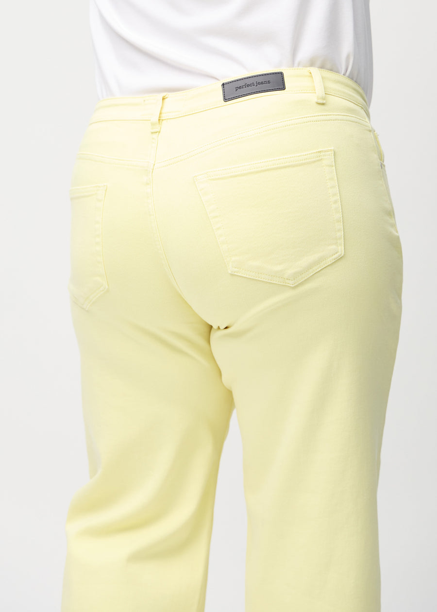 Loose-jeans til kvinner i lysegul, fargen Lemonades. Nærbilde bakfra på en plus size-modell, som viser passform og detaljer.