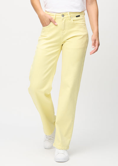 Lysegule loose jeans, modellnavn Lemonades, som sitter løst med mye vidde i bena, sett forfra.