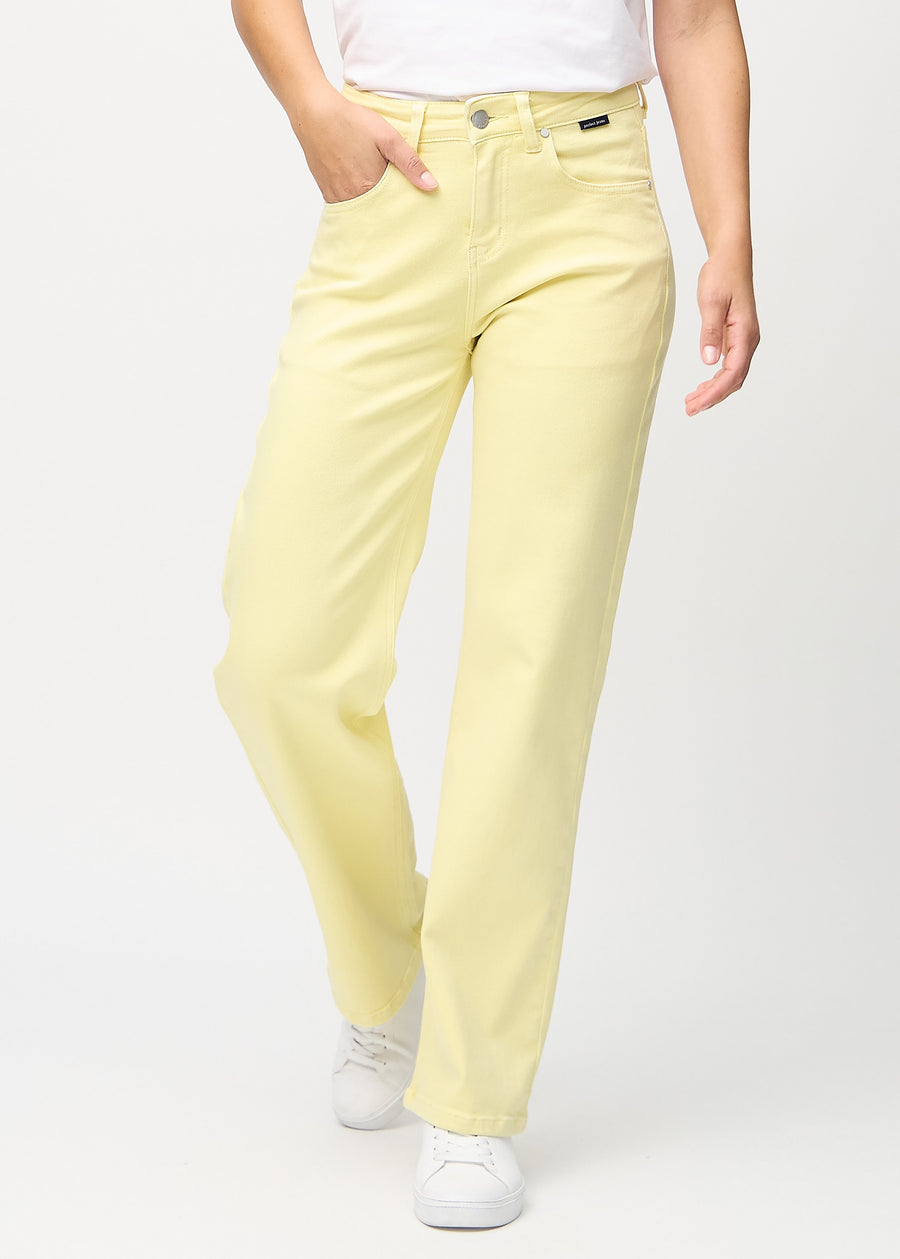 Loose-jeans til kvinner i lysegul, fargen Lemonades. Sett forfra på en modell, med romslig passform og vide ben.