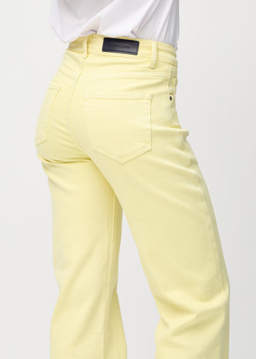 Loose-jeans til kvinner i lysegul, fargen Lemonades. Nærbilde bakfra på en modell, som viser passform og detaljer.
