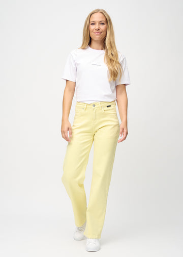 Loose-jeans til kvinner i lysegul, fargen Lemonades. Helhetsbilde av en modell med løstsittende jeans.