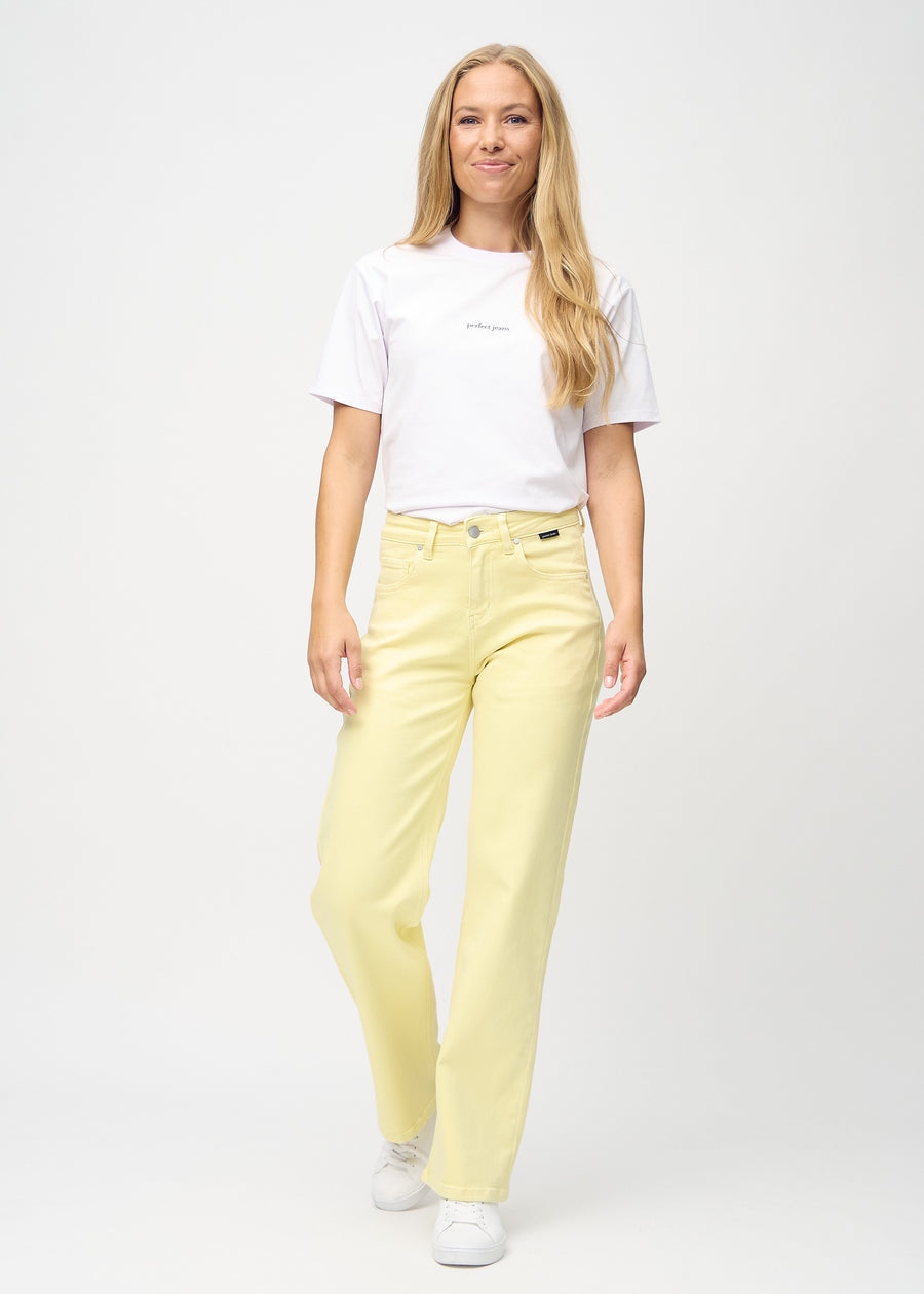 Loose-jeans til kvinner i lysegul, fargen Lemonades. Helhetsbilde av en modell med løstsittende jeans.