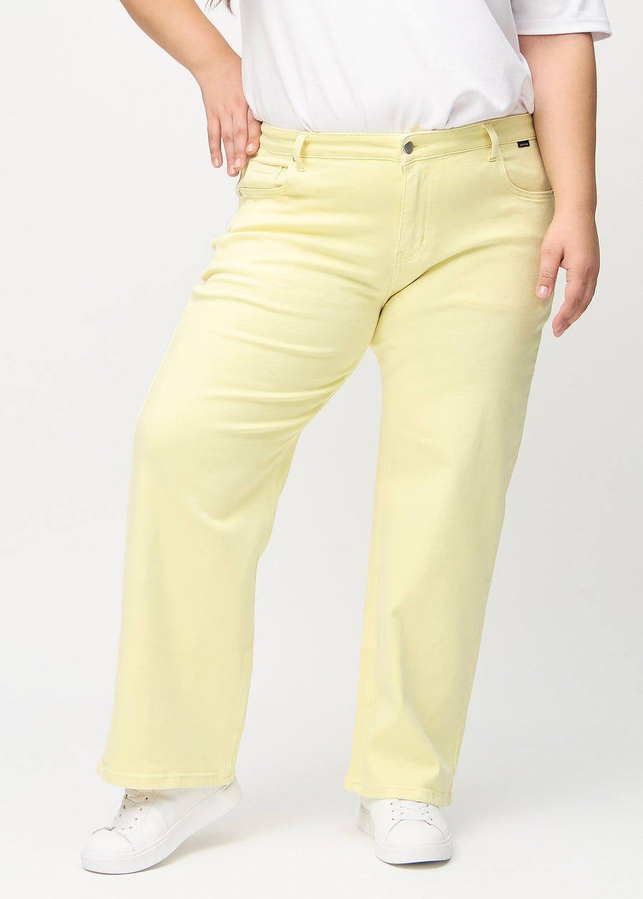 Loose-jeans til kvinner i lysegul, fargen Lemonades. Sett forfra på en plus size-modell, med romslig passform og vide ben.