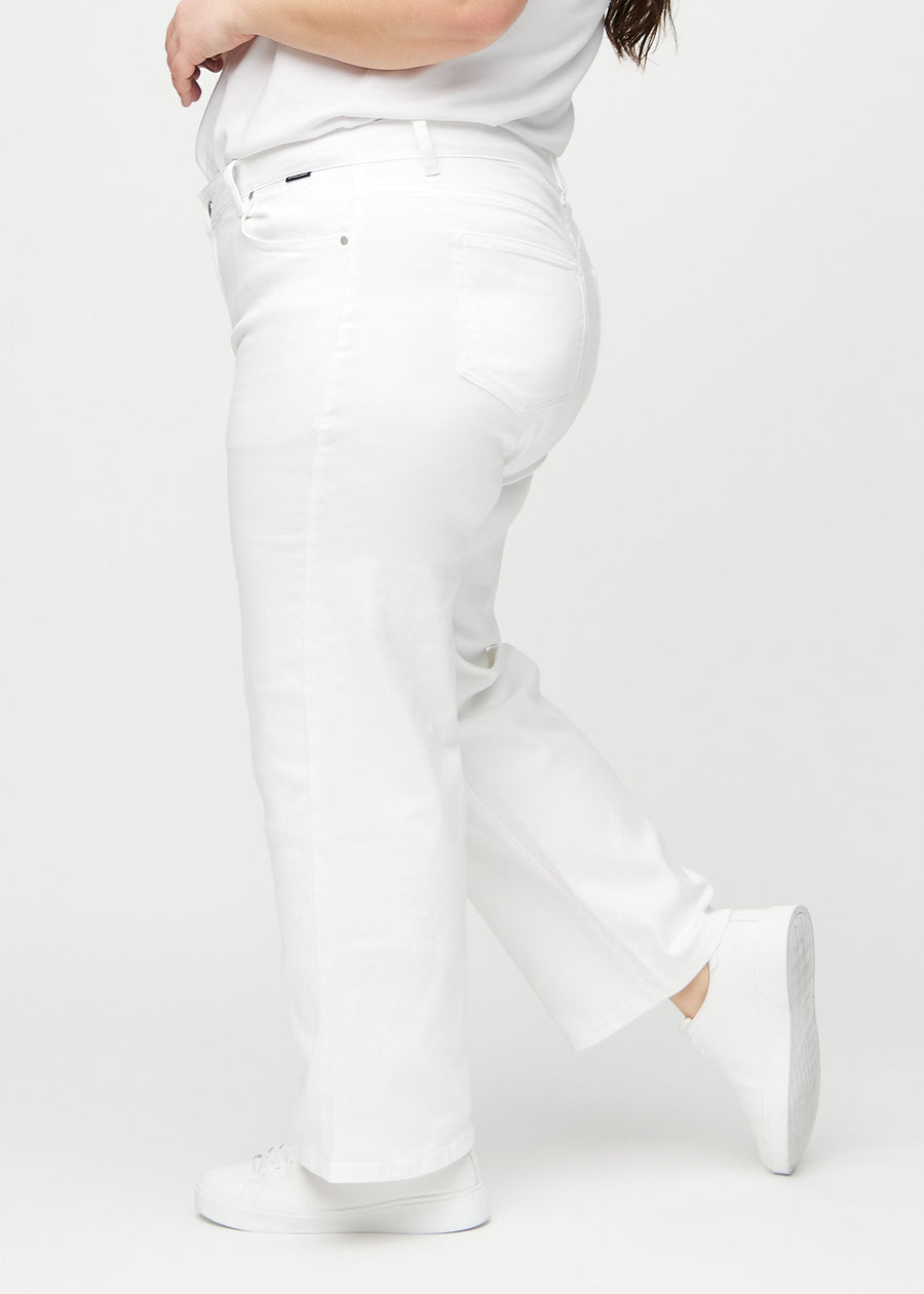 Loose-jeans til kvinner i hvit, fargen Marguerites. Sett fra siden på en plus size-modell, med synlig løs passform.