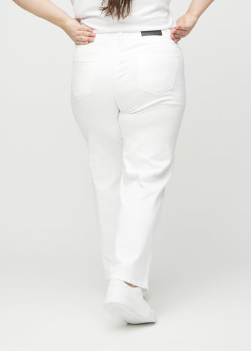 Loose-jeans til kvinner i hvit, fargen Marguerites. Sett bakfra på en plus size-modell, slik at hele den løse passformen vises.