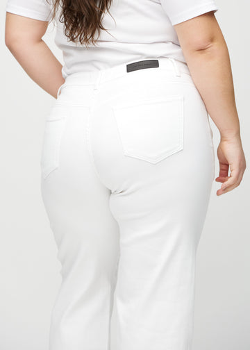 Loose-jeans til kvinner i hvit, fargen Marguerites. Nærbilde bakfra på en plus size-modell, som viser passform og detaljer.