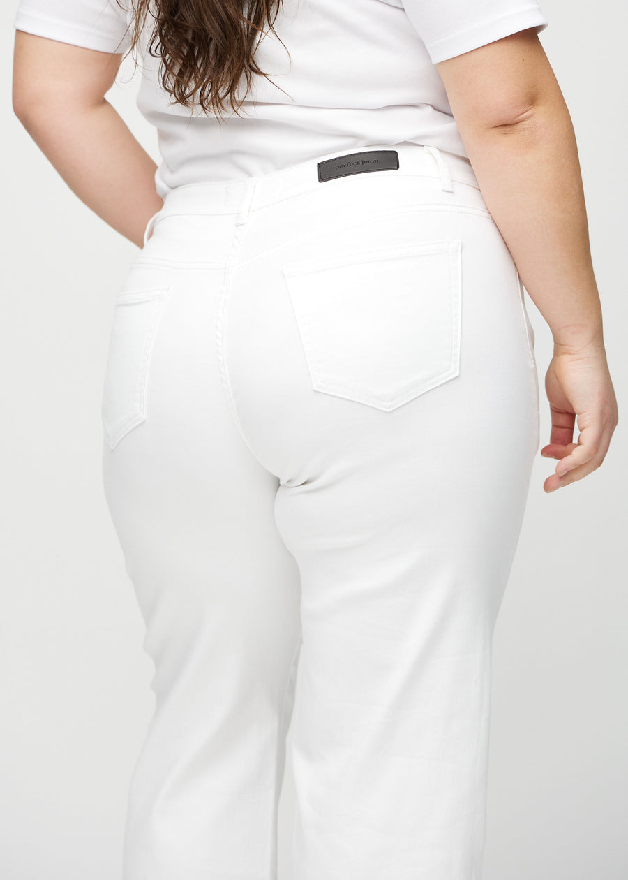 Loose-jeans til kvinner i hvit, fargen Marguerites. Nærbilde bakfra på en plus size-modell, som viser passform og detaljer.