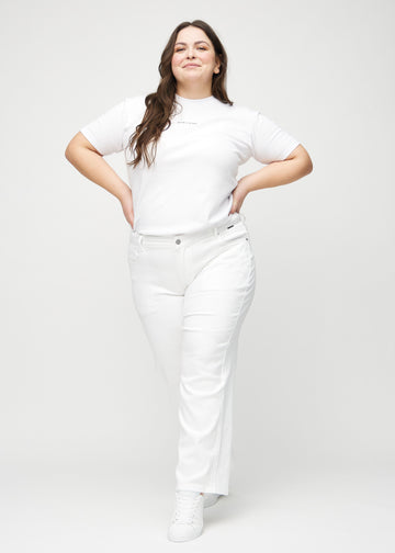 Loose-jeans til kvinner i hvit, fargen Marguerites. Helhetsbilde av en plus size-modell med løstsittende jeans.