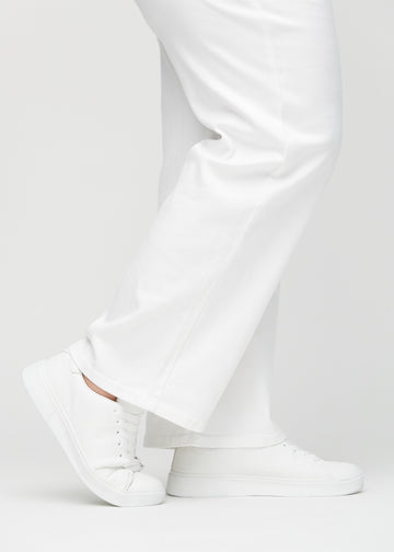 Loose-jeans til kvinner i hvit, fargen Marguerites. Nærbilde ved anklene på en plus size-modell, som viser de vide benavslutningene.