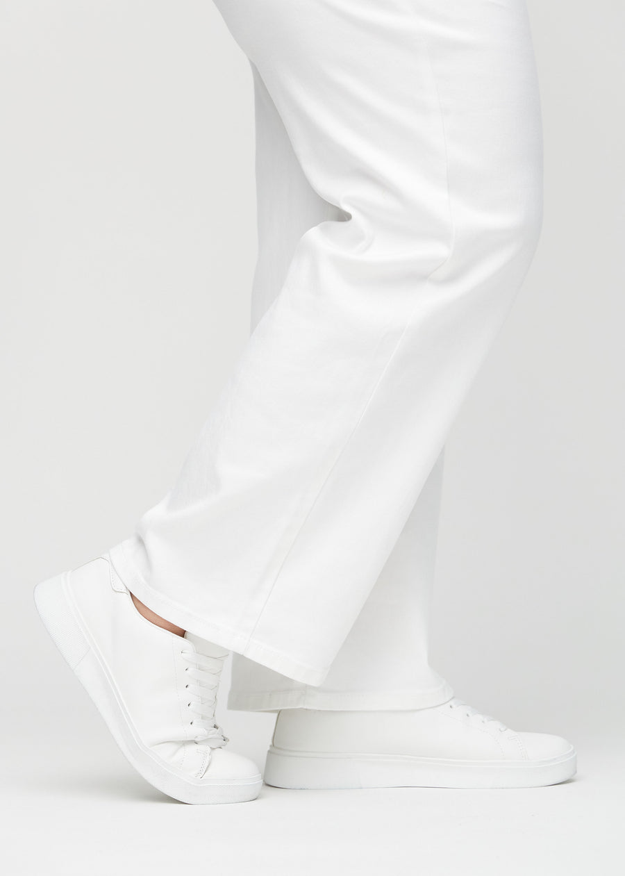 Loose-jeans til kvinner i hvit, fargen Marguerites. Nærbilde ved anklene på en plus size-modell, som viser de vide benavslutningene.