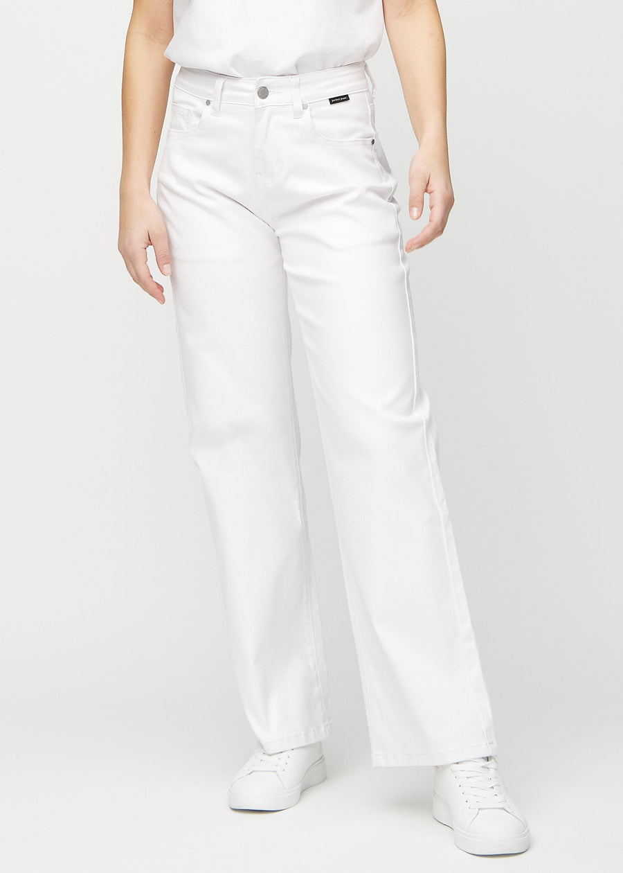Loose-jeans til kvinner i hvit, fargen Marguerites. Sett forfra på en modell, med romslig passform og vide ben.
