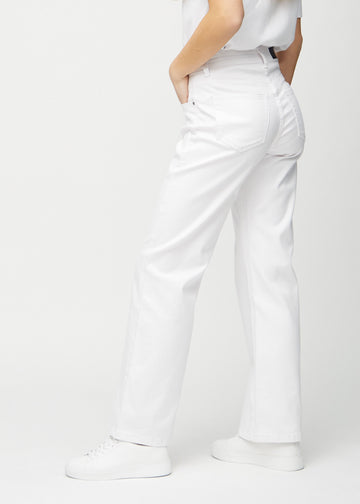 Loose-jeans til kvinner i hvit, fargen Marguerites. Sett fra siden på en modell, med synlig løs passform.