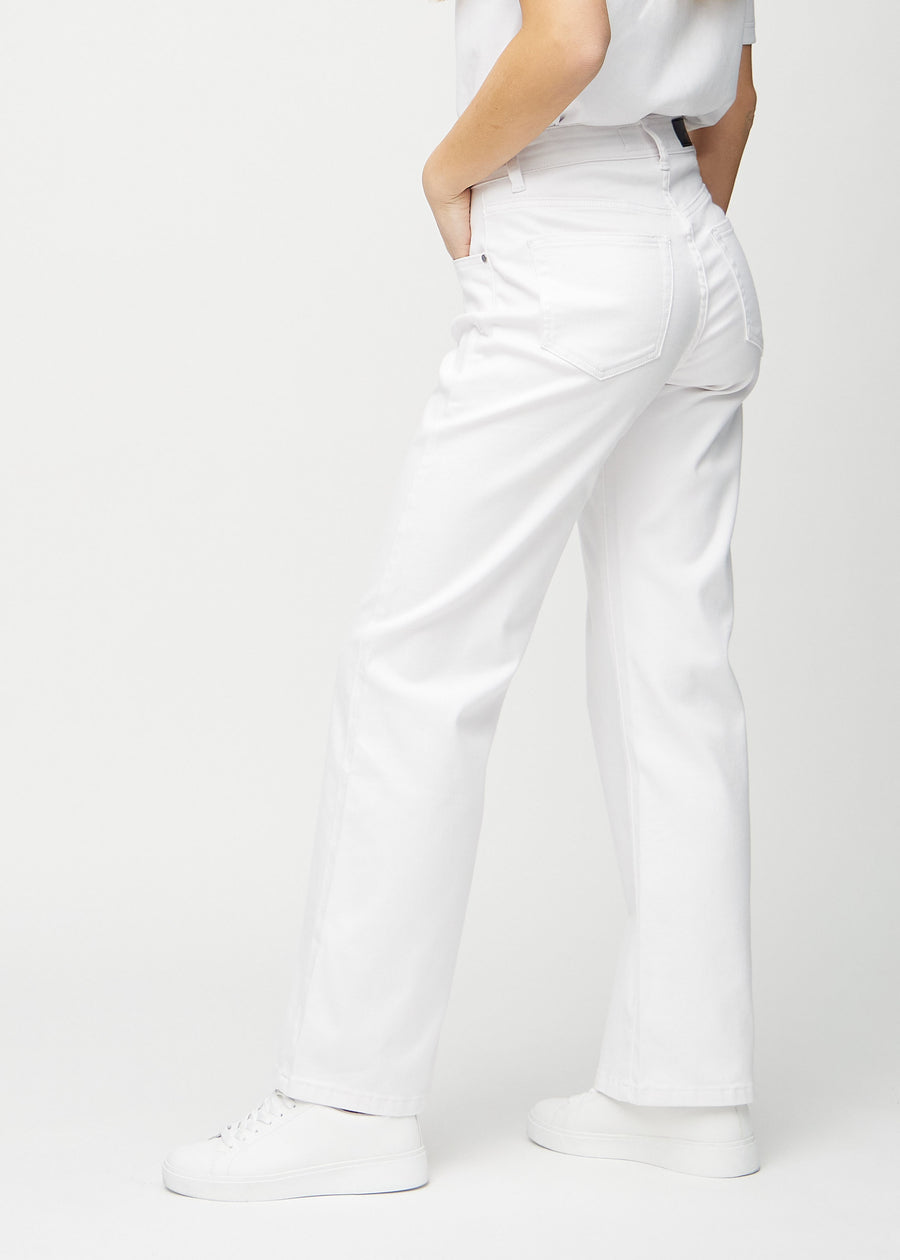 Loose-jeans til kvinner i hvit, fargen Marguerites. Sett fra siden på en modell, med synlig løs passform.