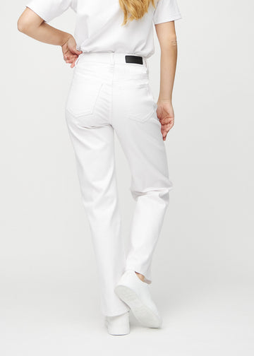 Loose-jeans til kvinner i hvit, fargen Marguerites. Sett bakfra på en modell, slik at hele den løse passformen vises.