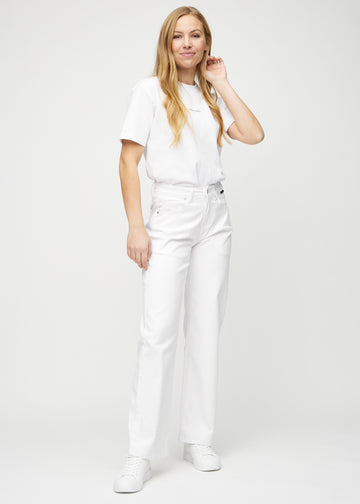 Loose-jeans til kvinner i hvit, fargen Marguerites. Helhetsbilde av en modell med løstsittende jeans.
