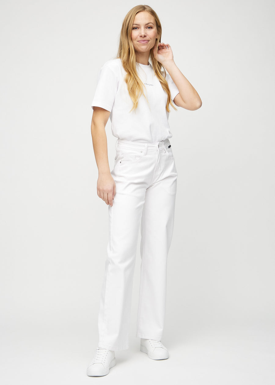 Loose-jeans til kvinner i hvit, fargen Marguerites. Helhetsbilde av en modell med løstsittende jeans.