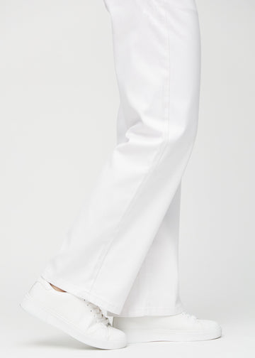 Loose-jeans til kvinner i hvit, fargen Marguerites. Nærbilde ved anklene på en modell, som viser de vide benavslutningene.