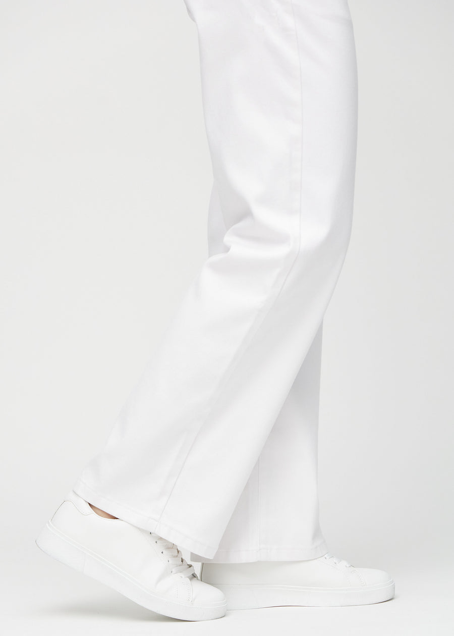 Loose-jeans til kvinner i hvit, fargen Marguerites. Nærbilde ved anklene på en modell, som viser de vide benavslutningene.