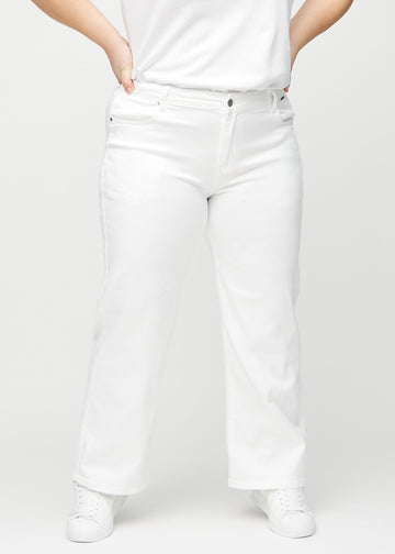 Loose-jeans til kvinner i hvit, fargen Marguerites. Sett forfra på en plus size-modell, med romslig passform og vide ben.