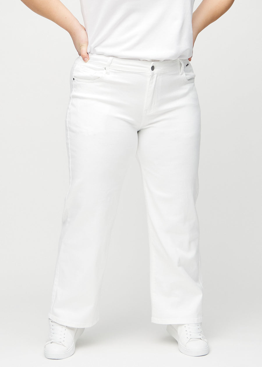 Loose-jeans til kvinner i hvit, fargen Marguerites. Sett forfra på en plus size-modell, med romslig passform og vide ben.