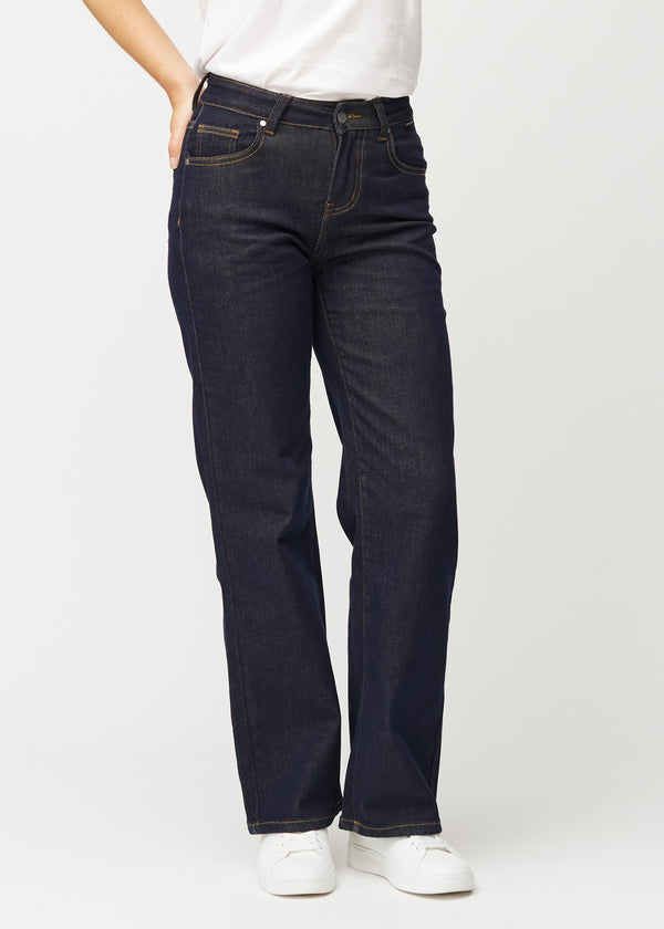 Dyp mørkeblå denim jeans til kvinner i fargen Midnights med loose passform, som sitter til i midjen og faller løst ned over bena, sett forfra.