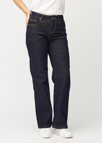 Dyp mørkeblå denim jeans til kvinner i fargen Midnights med loose passform, som sitter til i midjen og faller løst ned over bena, sett forfra.